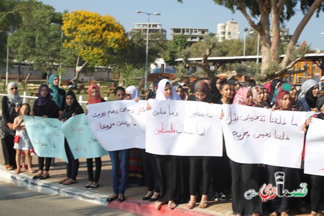 شابة من كفربرا تقود الشباب القسماوي في الوقفة الاحتجاجية وتصرخ غضبا 